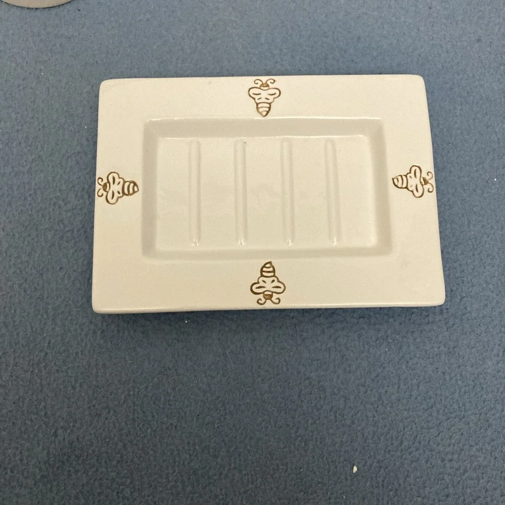 VTG Mary Kay Golden Bumble Bee Embossed White Bathroom Accessory Set of‎ 4 Items